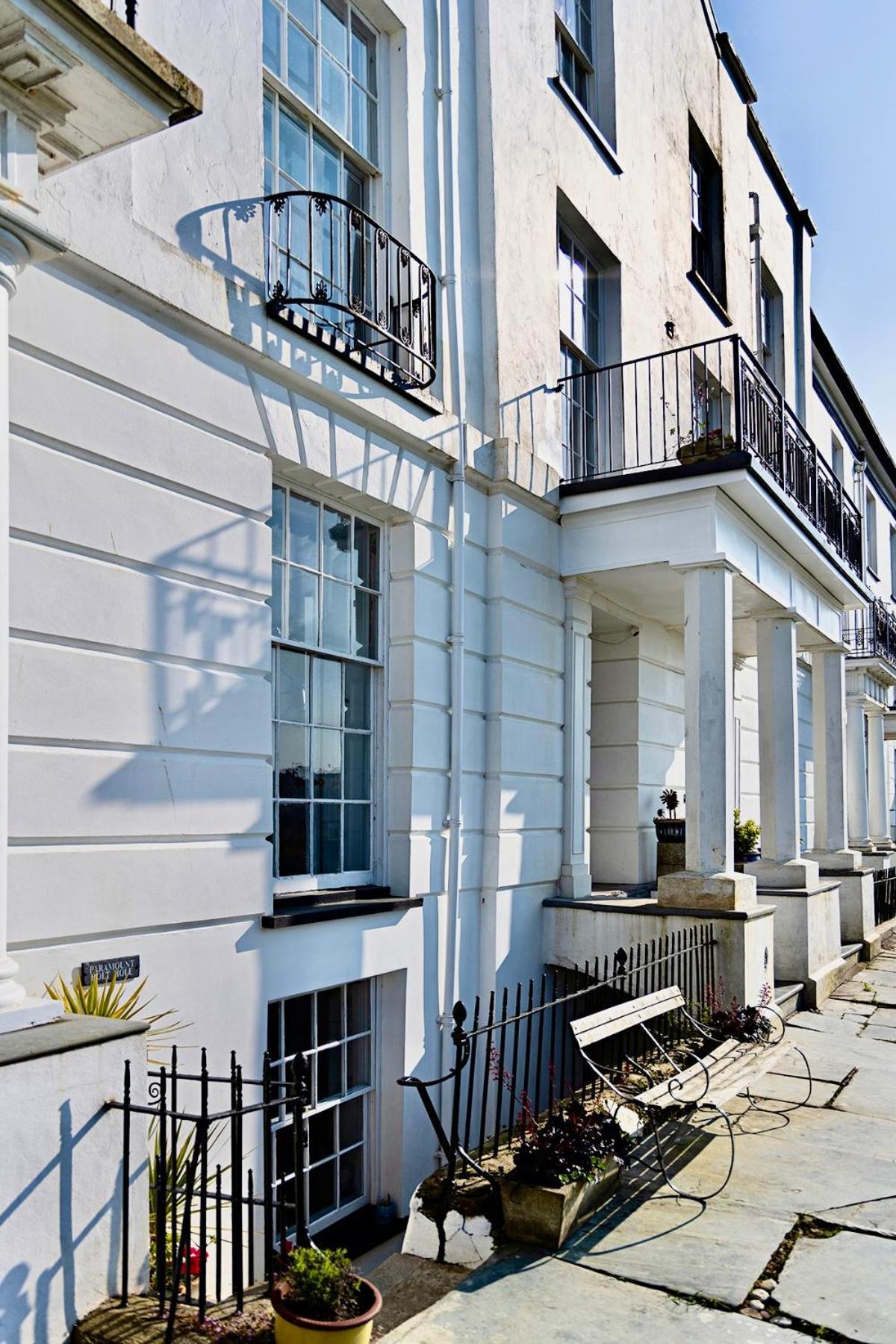 Paramount Apartments Ilfracombe, Arty Seaside Holiday Apartments Rum bild